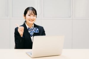 FAQシステムが保険業界の課題解決に役立つ理由とは？