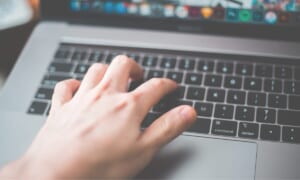 FAQが活用されないのはなぜ？利用ログから見えてきた運用改善のポイント