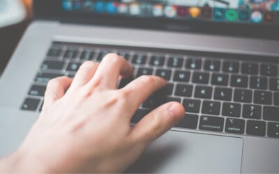 FAQが活用されないのはなぜ？利用ログから見えてきた運用改善のポイント